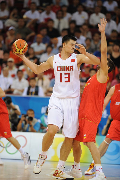 NBA：湖人险胜火箭 詹姆斯砍下全场最高分（湖人惊险击退火箭，詹姆斯轰全场最高分）