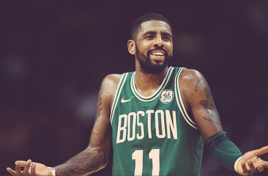 奇招！巴拉多利德球员防守中亲吻对手，后者挥拳反击遭红牌罚下（巴拉多利德球员防守时突袭亲吻，对手挥拳回击吃到红牌）