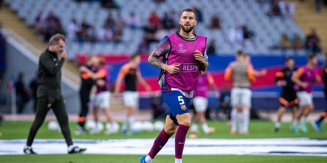 记者：多家豪门有意荷甲19岁中场斯密特，后者被标价2200万镑（记者称，多家豪门追逐荷甲19岁中场斯密特，标价2200万英镑）