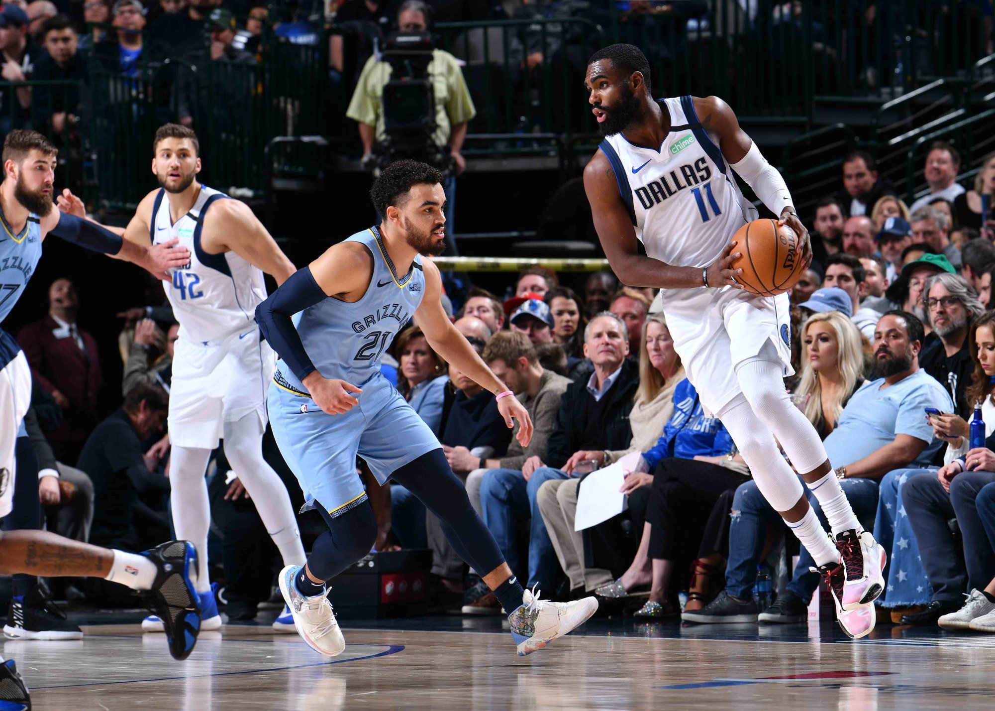 李新翔：武磊是我的榜样，能和自己的偶像一起踢球感觉很奇妙（李新翔：以武磊为榜样，与偶像并肩作战倍感奇妙）