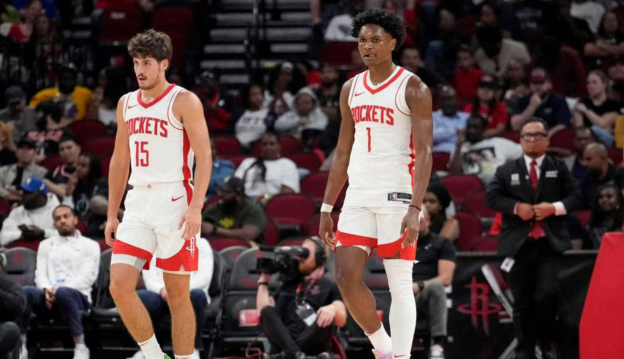 邱贻可谈成就感！执教孙颖莎，赢球站上领奖台，升国旗奏国歌（邱贻可分享成就感：执教孙颖莎取胜登台，国旗升起国歌响起）