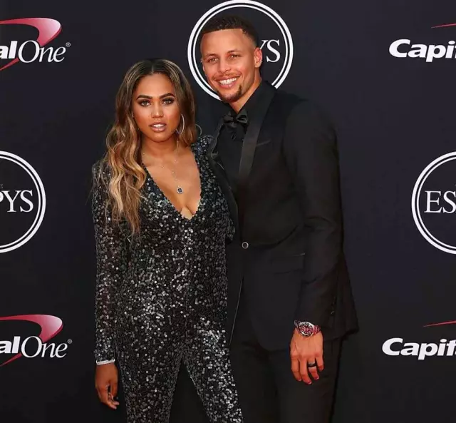 费耶诺德筹划将现有主场升级为下沉式球场，预计能容纳5.6万人（费耶诺德计划把现有主场改建为下沉式球场，容纳人数预计达5.6万）