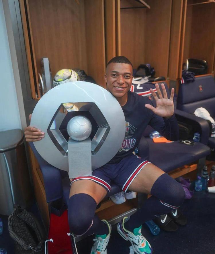 弗兰克谈主场球迷嘘维卡里奥：他们不可能是真正的热刺球迷（弗兰克评主场嘘维卡里奥：这不是真正的热刺球迷所为）