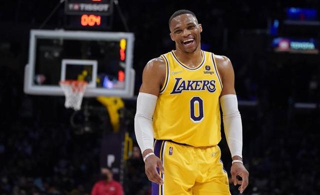 湖人詹姆斯关键三分锁定胜利（詹姆斯关键三分定胜局，湖人取胜）